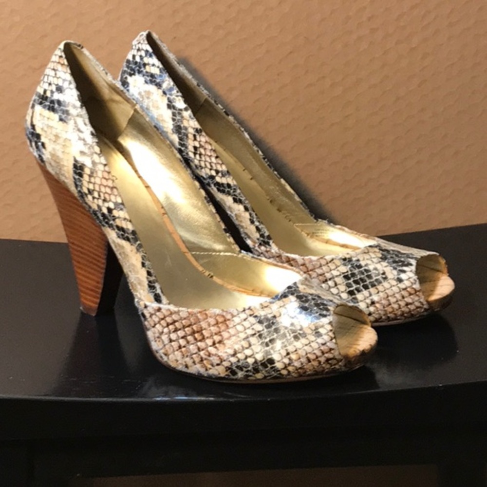 Guess Pumps